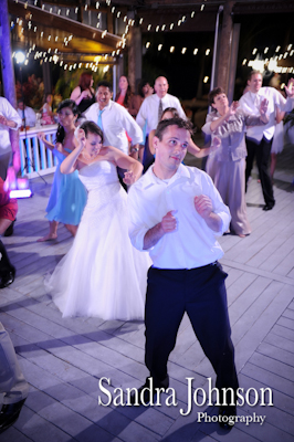 Best Lakeside wedding at Paradise Cove in Orlando, Florida - Wedding photographer - Sandra Johnson (SJFoto.com)
